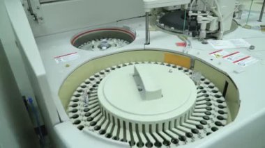 Hastaları büyük miktarlarda cam şişelerde test etmek için modern otomatik laboratuvar kurulumu