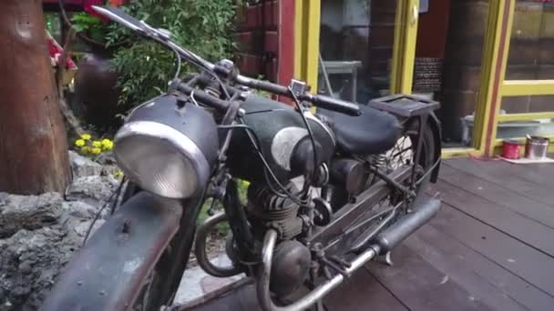 Geparkeerde Ouderwetse Vintage Motorfiets Zwarte Kleur Staande Houten Vloer — Stockvideo