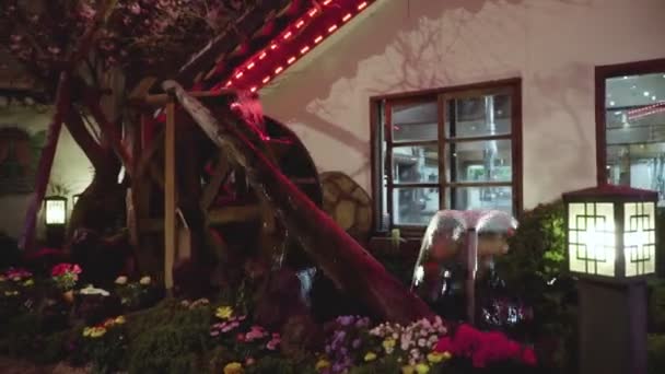 Altes Weißes Haus Mit Rotierendem Holz Wasserrad Bei Nacht — Stockvideo