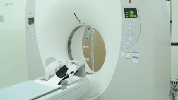 Raum Mit Weißem Magnetresonanztomographen Zur Untersuchung Des Menschlichen Körpers Aus — Stockvideo