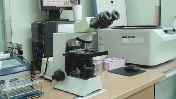 Optische Microscoop Een Tafel Een Lab Kamer Een Medische Kliniek — Stockvideo