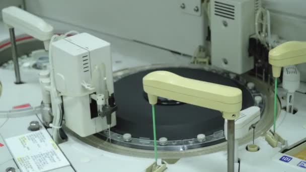 Nowoczesna Zautomatyzowana Instalacja Laboratoryjna Badania Pacjentów Kolbach Szklanych Dużych Ilościach — Wideo stockowe