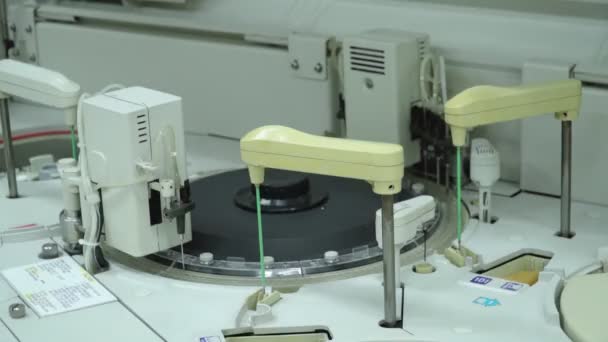 Moderna Instalación Laboratorio Automatizada Para Probar Pacientes Frascos Vidrio Grandes — Vídeo de stock