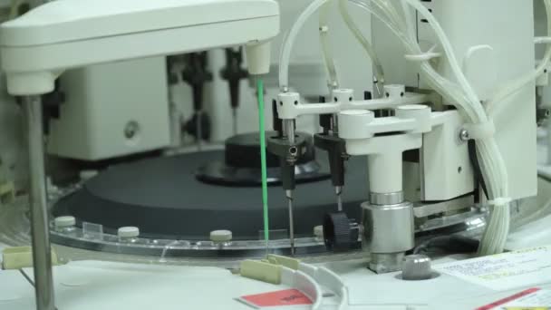 Σύγχρονη Αυτοματοποιημένη Εργαστηριακή Εγκατάσταση Για Δοκιμή Ασθενών Γυάλινες Φιάλες Μεγάλους — Αρχείο Βίντεο