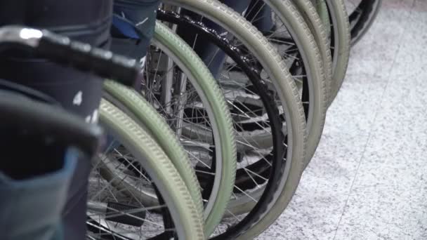 Beaucoup Chaudières Fauteuil Roulant Sur Des Roues Debout Dans Centre — Video