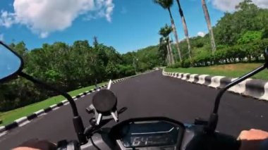 Asfaltlı bir yolda motosiklet sürmek.