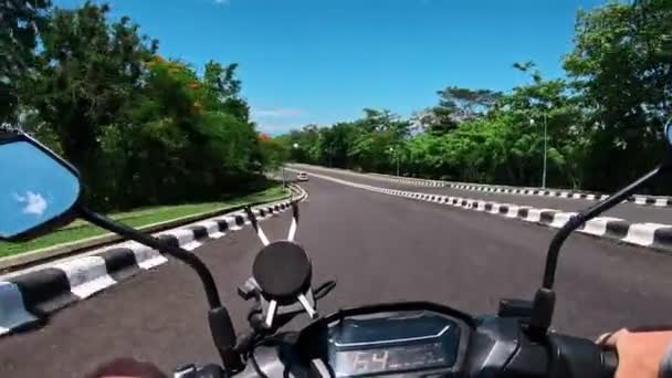 Motorozni Egy Aszfaltozott Úton Első Személyben — Stock videók