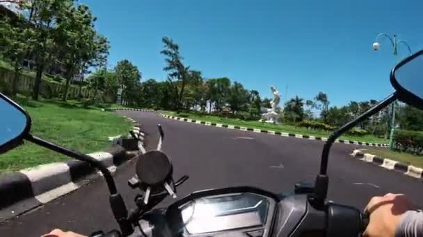 Rijden Een Motorfiets Een Verharde Weg Eerste Persoon — Stockvideo