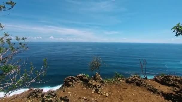 Vídeo Primera Persona Una Persona Adecuada Acantilado Una Alta Montaña — Vídeos de Stock