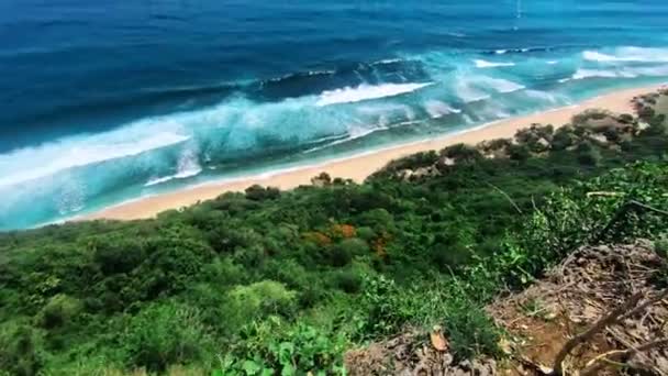 Vídeo Primera Persona Una Persona Adecuada Acantilado Una Alta Montaña — Vídeos de Stock