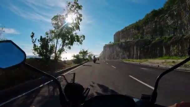 Motorradfahren Auf Einer Asphaltierten Straße Der Ersten Person — Stockvideo
