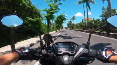 Asfaltlı bir yolda motosiklet sürmek.