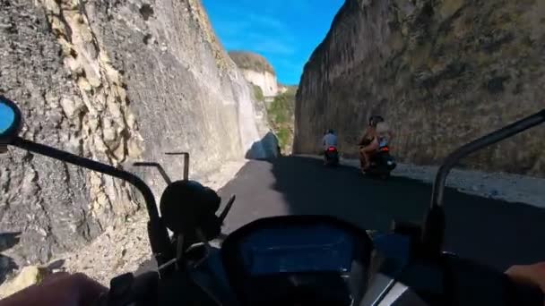 Montar Una Motocicleta Una Carretera Pavimentada Primera Persona — Vídeos de Stock