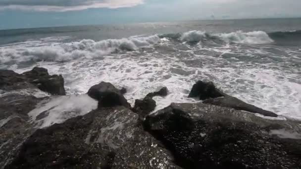 Video Osoby Kráčející Směrem Vodě Foukat Výstřih Výhledem Moře First — Stock video