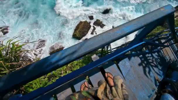 Vidéo Première Personne Une Personne Convenable Sur Vieil Escalier Bois — Video