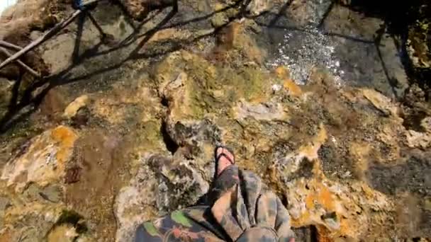 第一人称视频 一个合适的人在高山上的悬崖上观看大海和岩石 — 图库视频影像