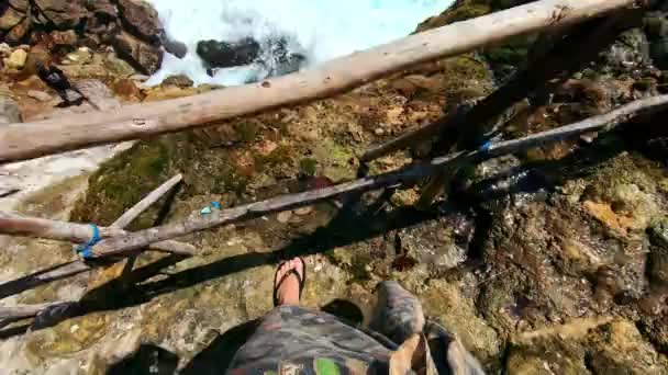 海と岩の見える高い山の崖に適した人の一人のビデオ — ストック動画