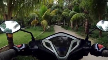 Asfaltlı bir yolda motosiklet sürmek.