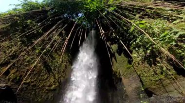 Birinci şahısta büyük bir şelalenin kayadaki görüntüsü.