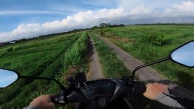 Asfalt yolda motosiklet sürmek Bali 'deki ilk insan