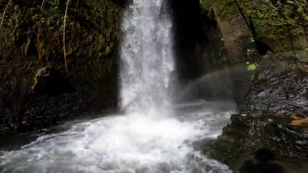 Birinci Şahısta Büyük Bir Şelalenin Kayadaki Görüntüsü — Stok video