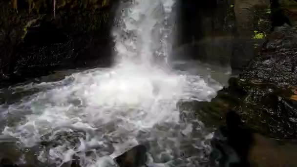 Видео Большого Водопада Скалах Первого Лица — стоковое видео