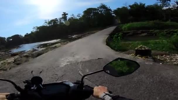 Asfalt Yolda Motosiklet Sürmek Bali Deki Ilk Insan — Stok video