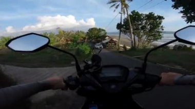 Asfalt yolda motosiklet sürmek Bali 'deki ilk insan