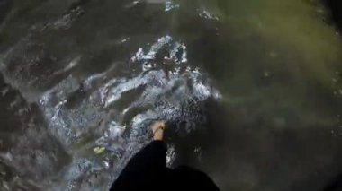 Birinci şahısta büyük bir şelalenin kayadaki görüntüsü.