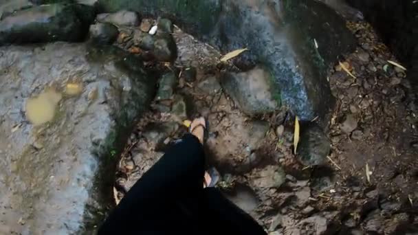 Video Eines Großen Wasserfalls Felsen Der Ersten Person — Stockvideo