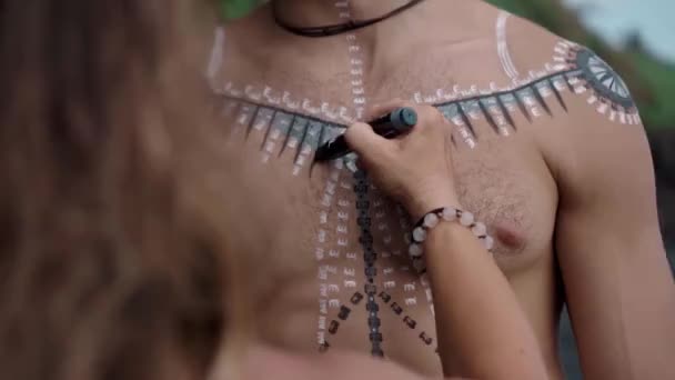 Mano Femenina Del Artista Basa Pincel Sobre Cuerpo Masculino Naturaleza — Vídeos de Stock