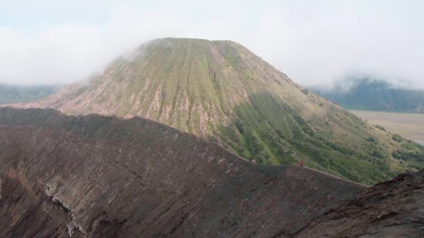 Видео Высокого Вулкана Облаками Острове Ява Индонезии — стоковое видео