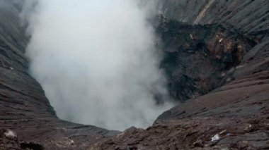 Endonezya 'daki Java Adası' ndaki volkan krateri Bromo 'nun videosu.