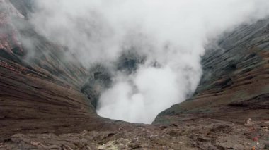 Endonezya 'daki Java Adası' ndaki volkan krateri Bromo 'nun videosu.