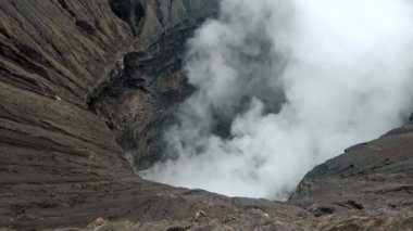 Endonezya 'daki Java Adası' ndaki volkan krateri Bromo 'nun videosu.