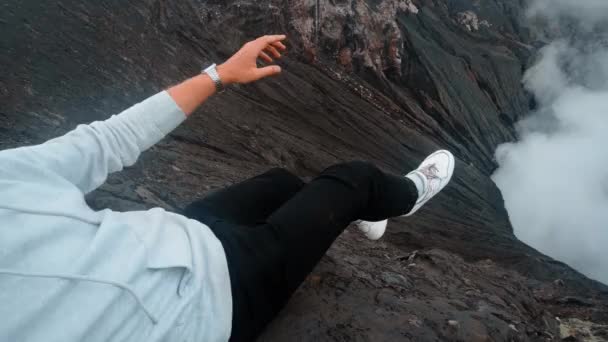 Видео Активного Вулкана Бромо Острове Ява Индонезии Парнем Сидящим Краю — стоковое видео