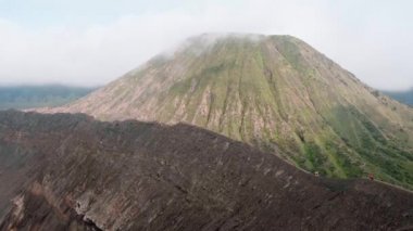 Endonezya 'daki Java adasında bulutlu yüksek volkan videosu