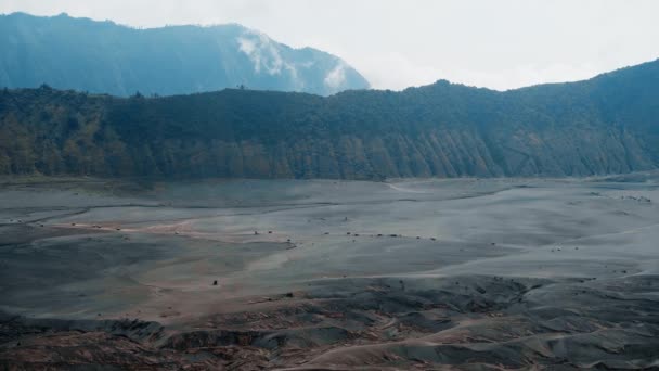 インドネシアのジャワ島を背景に火山岩と砂丘を持つ岩のビデオ — ストック動画