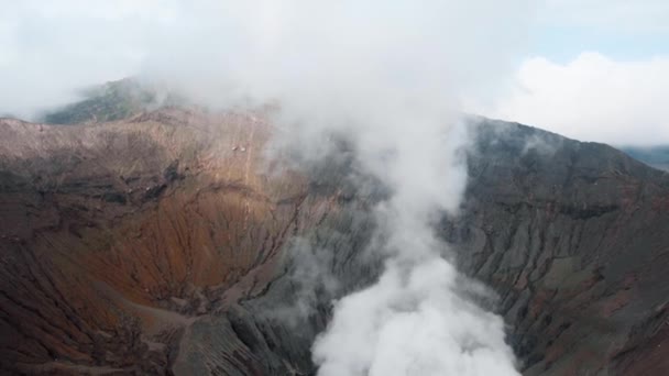インドネシアのジャワ島の活火山噴火口Bromoのビデオ — ストック動画