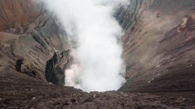Endonezya 'daki Java Adası' ndaki volkan krateri Bromo 'nun videosu.