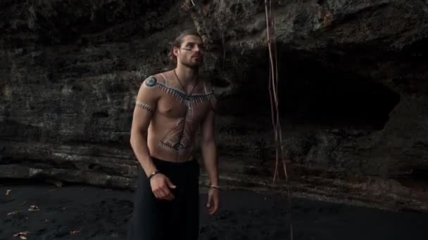 Vücudunda Çizimleri Olan Genç Yakışıklı Cesur Bir Avrupalı Adam Kayaların — Stok video
