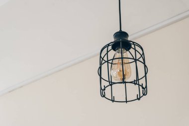 Kablo üzerinde beyaz tavandan siyah lamba kalıplarının fotoğrafı