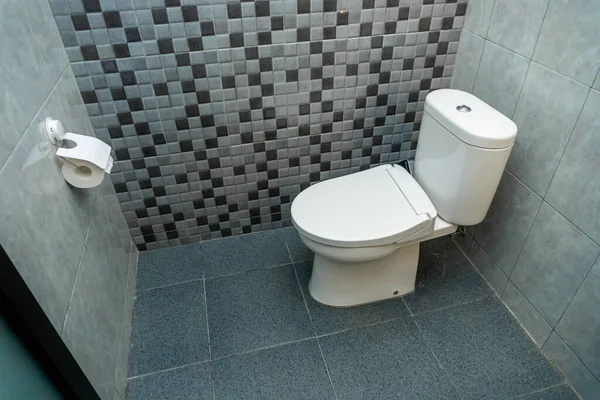 Foto Einer Weißen Geschlossenen Toilette Einem Toilettenraum Mit Keramikwänden — Stockfoto