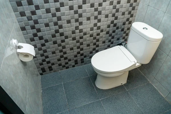 Foto Einer Weißen Geschlossenen Toilette Einem Toilettenraum Mit Keramikwänden — Stockfoto