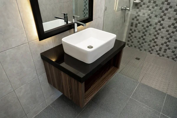 Das Foto Eines Weißen Sauberen Waschbeckens Mit Kran Und Spiegel — Stockfoto