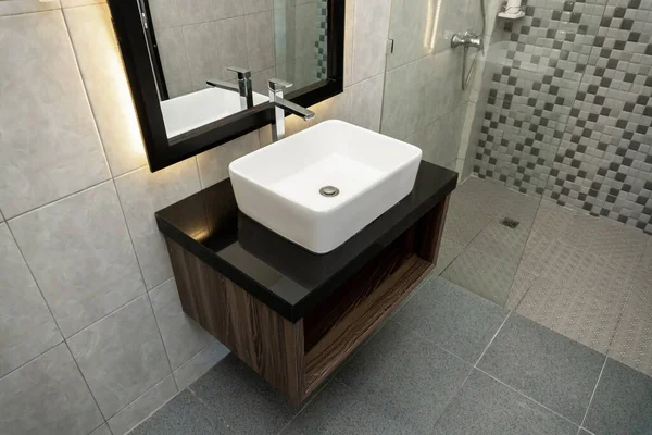 Das Foto Eines Weißen Sauberen Waschbeckens Mit Kran Und Spiegel — Stockfoto