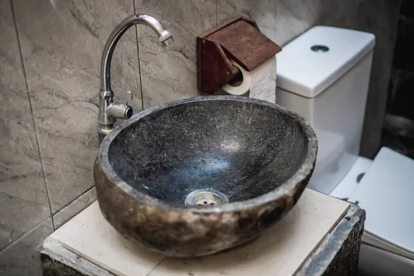 Foto Uma Pia Limpa Pedra Escura Com Guindaste Banheiro — Fotografia de Stock
