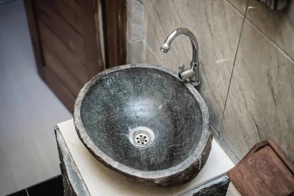 Das Foto Eines Dunklen Steinwaschbeckens Mit Dem Kran Badezimmer — Stockfoto