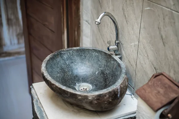 Φωτογραφία Ενός Σκούρου Πέτρινου Καθαρού Νεροχύτη Τον Γερανό Στο Μπάνιο — Φωτογραφία Αρχείου