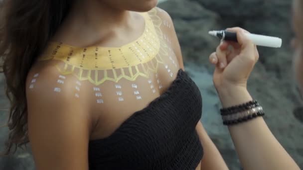 Vídeo Uma Bela Jovem Morena Menina Asiática Com Maquiagem Bodyart — Vídeo de Stock